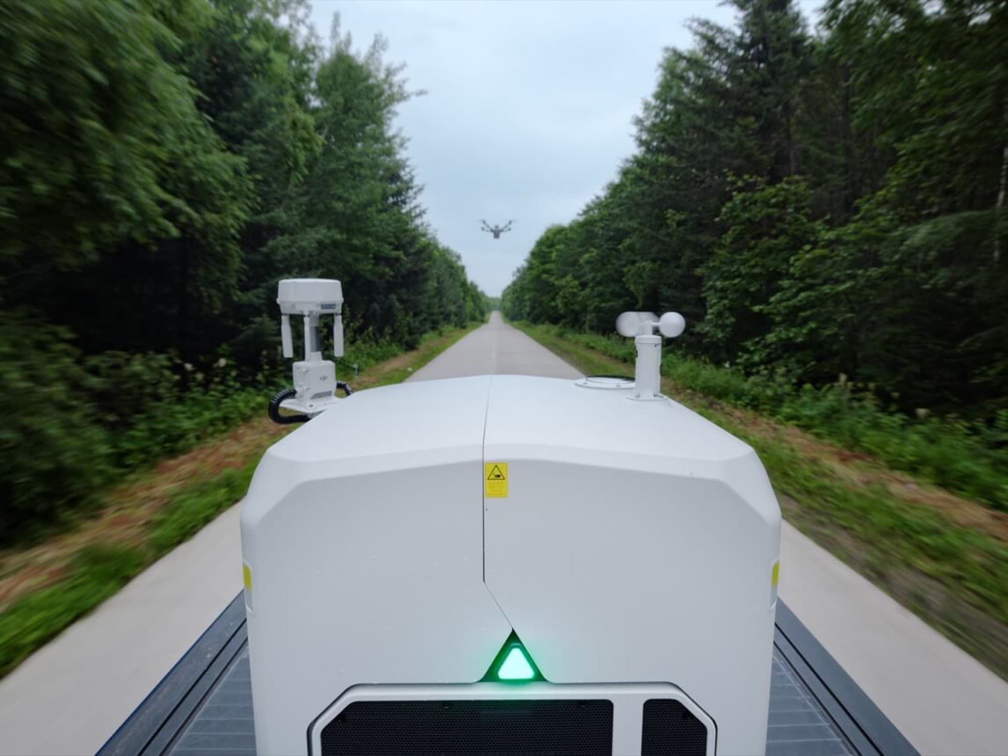 DJI Dock 4 auf einem Fahrzeug