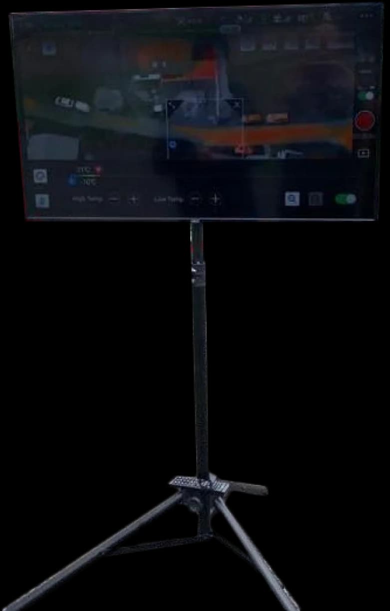 Sharp MultiSync E439 – 43“ Monitor + Tripod Stativ mit VESA-Halterung