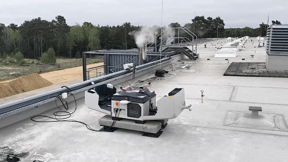 Geöffnete DJI Dock 3 mit Matrice 4TD auf dem Flachdach